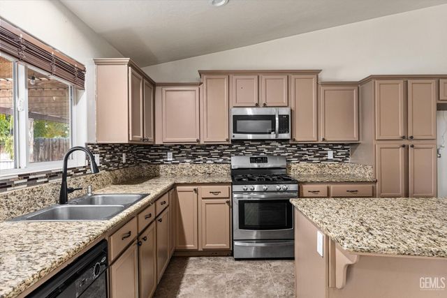 9415 Meadow Falls Drive, Bakersfield, CA 93311