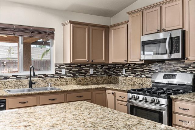 9415 Meadow Falls Drive, Bakersfield, CA 93311