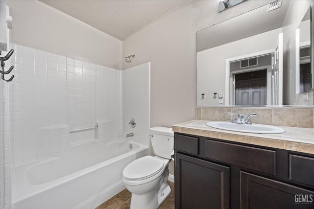 9415 Meadow Falls Drive, Bakersfield, CA 93311