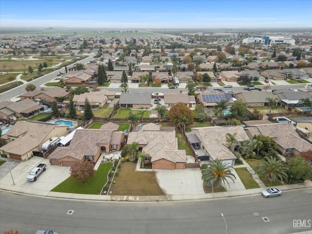9415 Meadow Falls Drive, Bakersfield, CA 93311