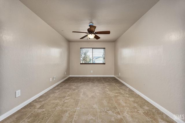 9415 Meadow Falls Drive, Bakersfield, CA 93311