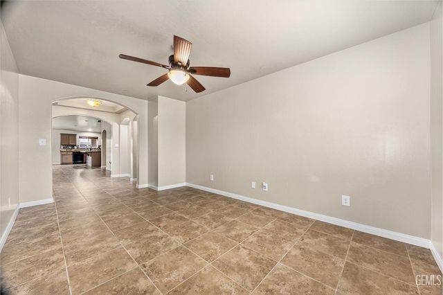 9415 Meadow Falls Drive, Bakersfield, CA 93311