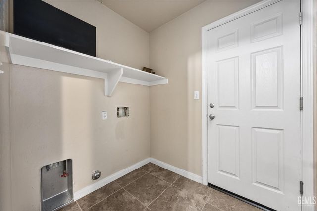 9415 Meadow Falls Drive, Bakersfield, CA 93311