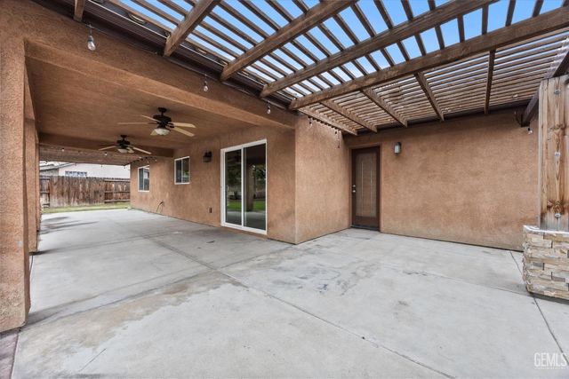 9415 Meadow Falls Drive, Bakersfield, CA 93311