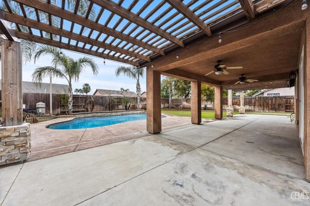 9415 Meadow Falls Drive, Bakersfield, CA 93311