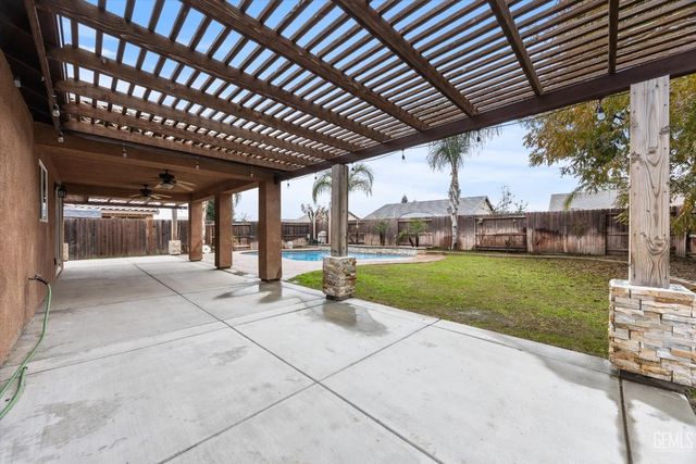 9415 Meadow Falls Drive, Bakersfield, CA 93311