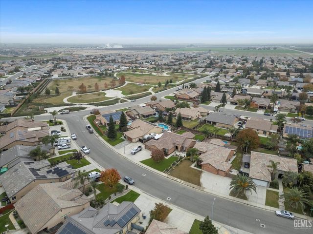 9415 Meadow Falls Drive, Bakersfield, CA 93311