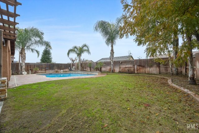 9415 Meadow Falls Drive, Bakersfield, CA 93311