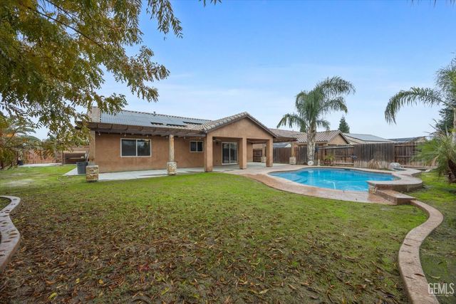 9415 Meadow Falls Drive, Bakersfield, CA 93311