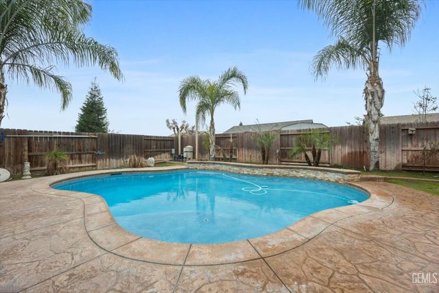 9415 Meadow Falls Drive, Bakersfield, CA 93311