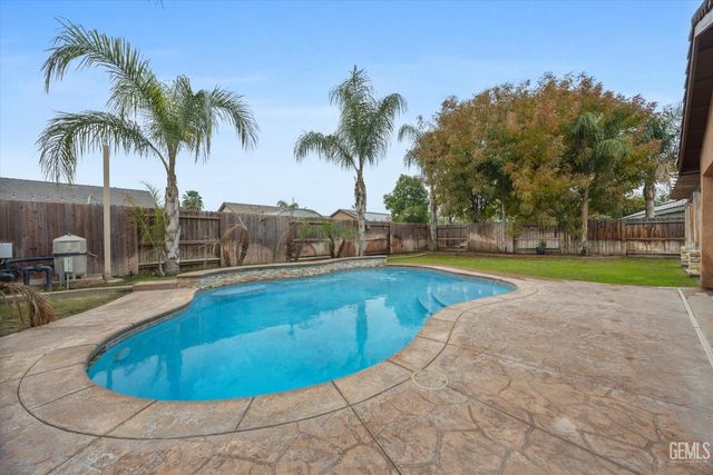 9415 Meadow Falls Drive, Bakersfield, CA 93311