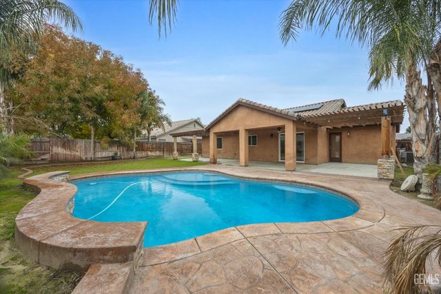 9415 Meadow Falls Drive, Bakersfield, CA 93311