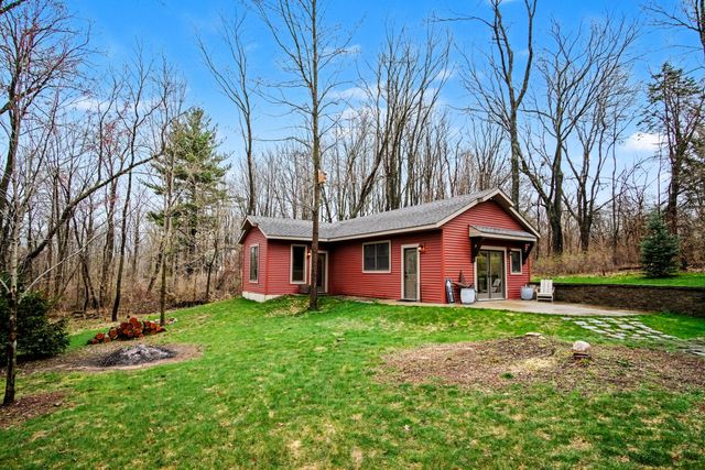 8421 Squires Street NE, Rockford, MI 49341