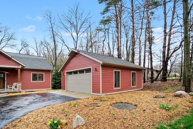 8421 Squires Street NE, Rockford, MI 49341