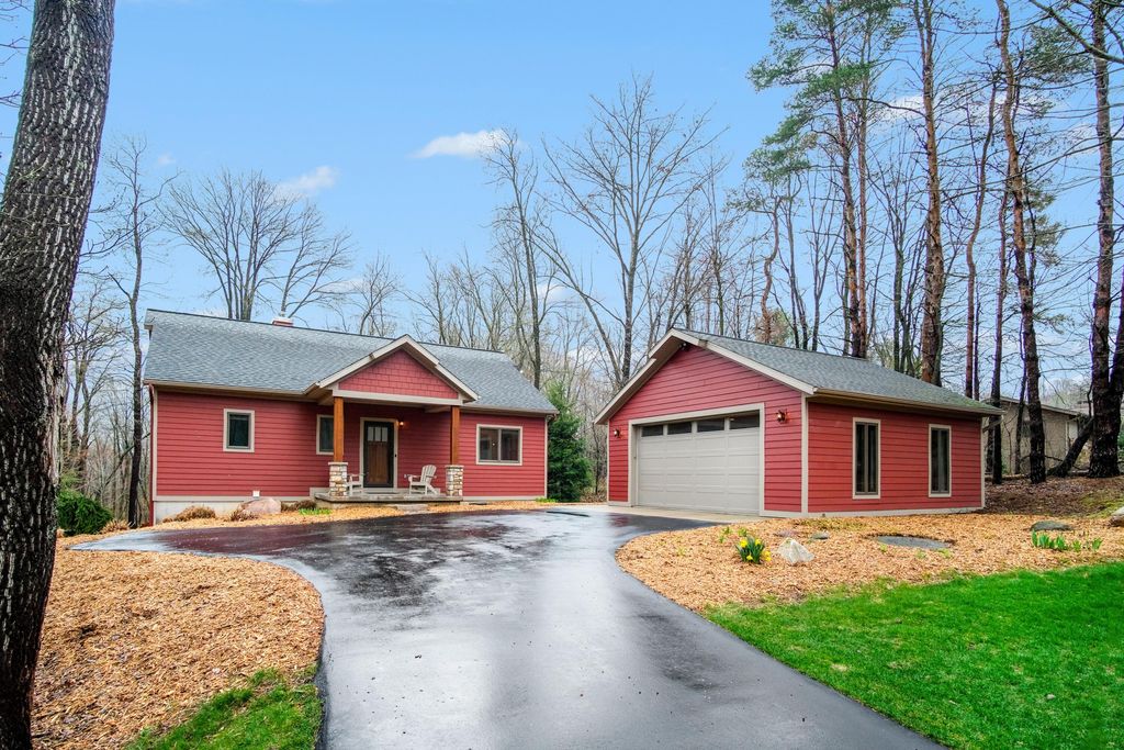 8421 Squires Street NE, Rockford, MI 49341