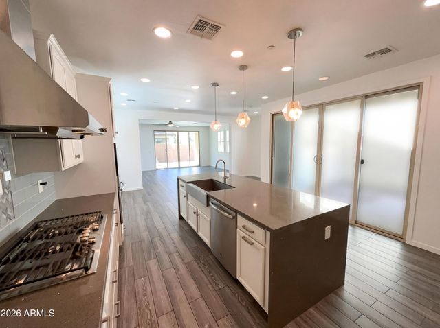 1952 S FOLLETT Way, Gilbert, AZ 85295