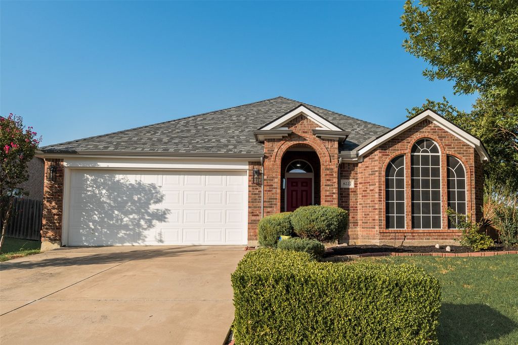 8227 Mossberg Drive, Arlington, TX 76002