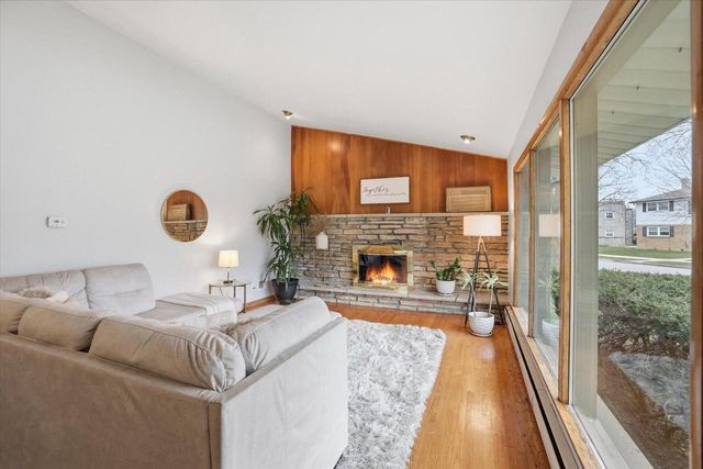 9837 W Sarasota PLACE, Milwaukee, WI 53222