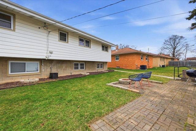 9837 W Sarasota PLACE, Milwaukee, WI 53222