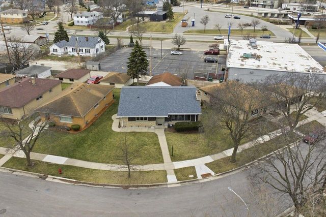 9837 W Sarasota PLACE, Milwaukee, WI 53222