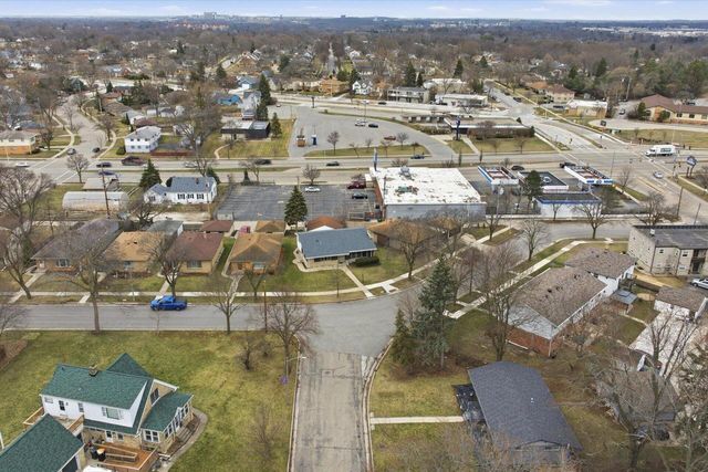 9837 W Sarasota PLACE, Milwaukee, WI 53222