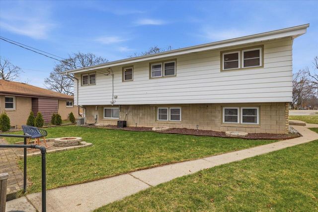 9837 W Sarasota PLACE, Milwaukee, WI 53222