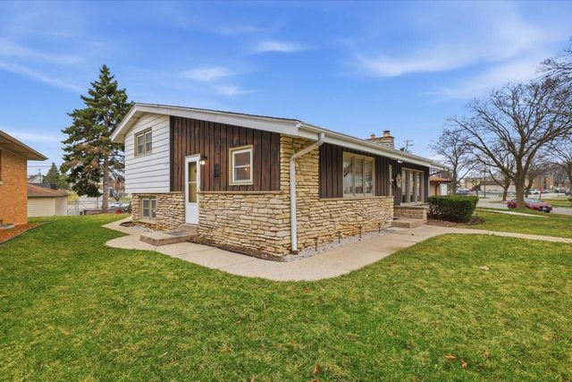 9837 W Sarasota PLACE, Milwaukee, WI 53222