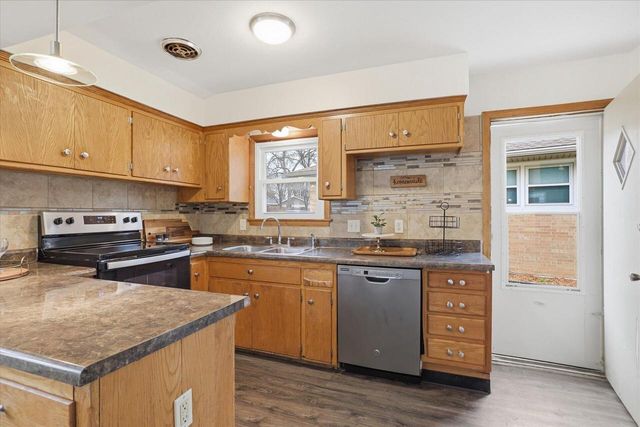 9837 W Sarasota PLACE, Milwaukee, WI 53222