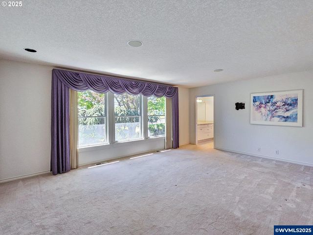 1055 Tukwila Dr, Woodburn, OR 97071