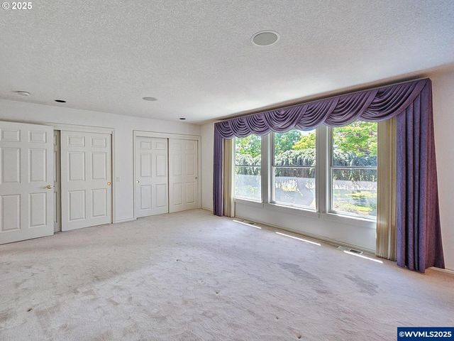 1055 Tukwila Dr, Woodburn, OR 97071