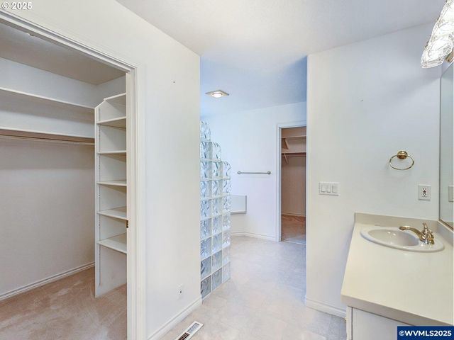 1055 Tukwila Dr, Woodburn, OR 97071