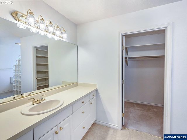 1055 Tukwila Dr, Woodburn, OR 97071