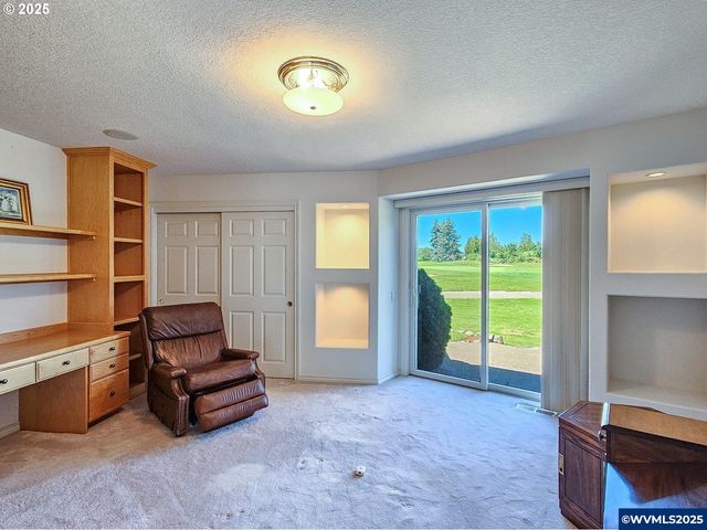 1055 Tukwila Dr, Woodburn, OR 97071