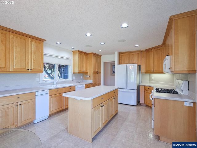 1055 Tukwila Dr, Woodburn, OR 97071