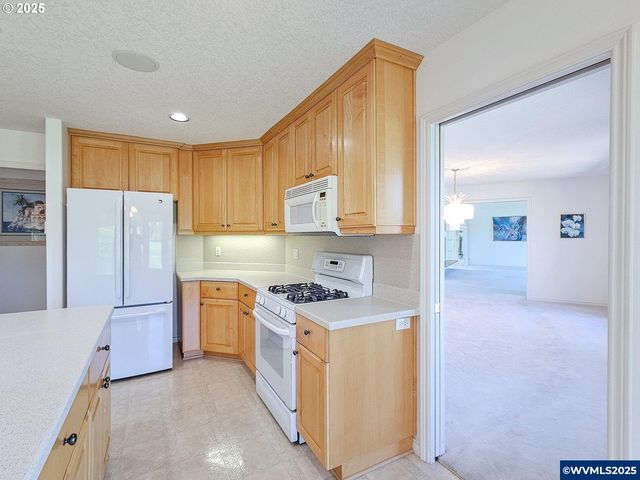 1055 Tukwila Dr, Woodburn, OR 97071