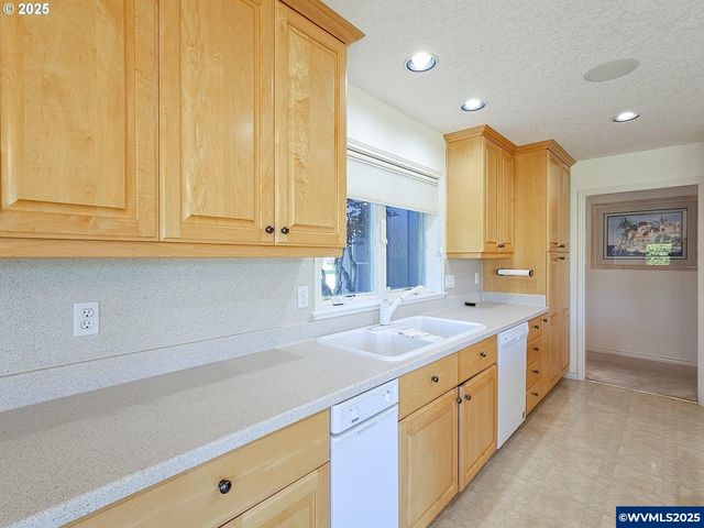 1055 Tukwila Dr, Woodburn, OR 97071