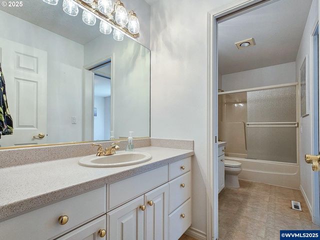 1055 Tukwila Dr, Woodburn, OR 97071