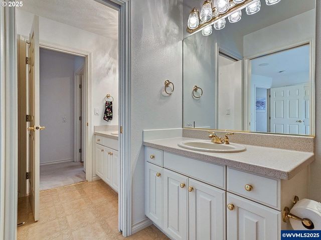 1055 Tukwila Dr, Woodburn, OR 97071