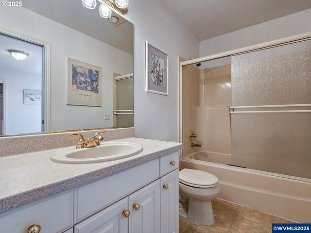 1055 Tukwila Dr, Woodburn, OR 97071