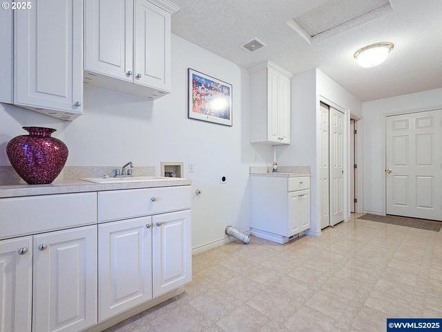 1055 Tukwila Dr, Woodburn, OR 97071