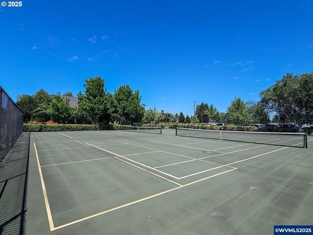 1055 Tukwila Dr, Woodburn, OR 97071