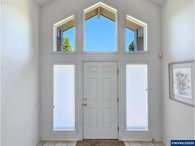 1055 Tukwila Dr, Woodburn, OR 97071