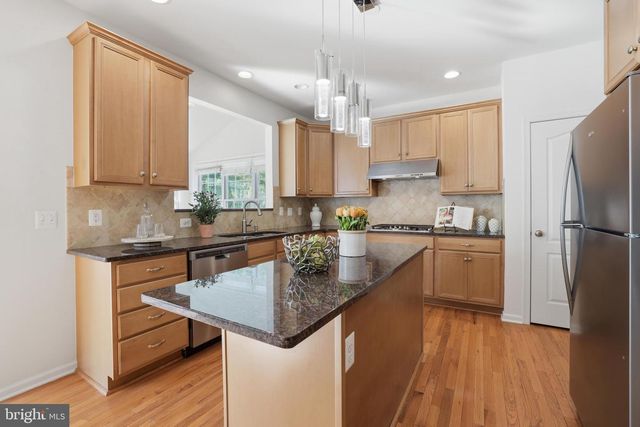 25209 EISENHOWER DR, Chantilly, VA 20152