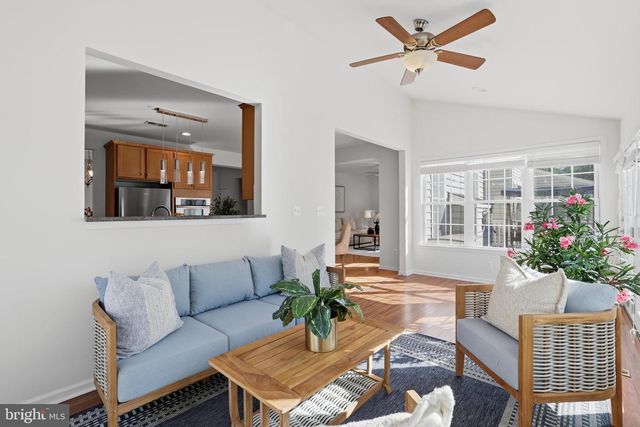 25209 EISENHOWER DR, Chantilly, VA 20152