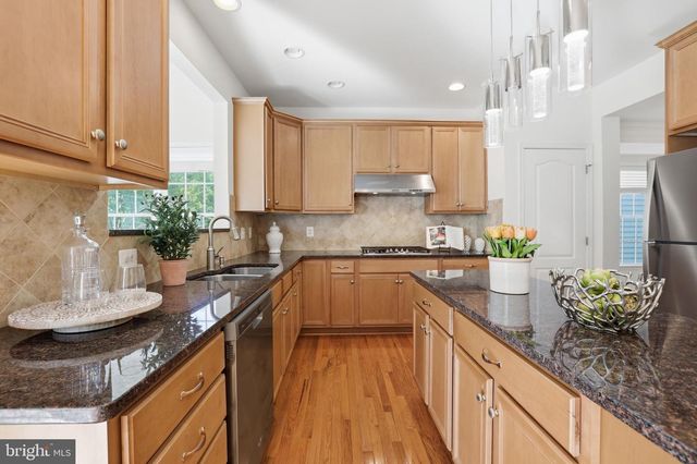 25209 EISENHOWER DR, Chantilly, VA 20152