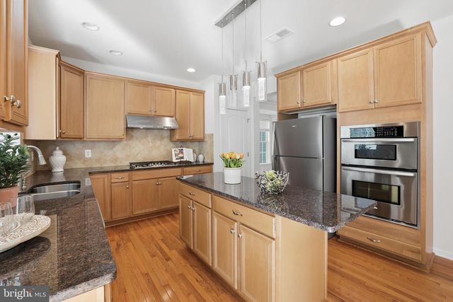 25209 EISENHOWER DR, Chantilly, VA 20152