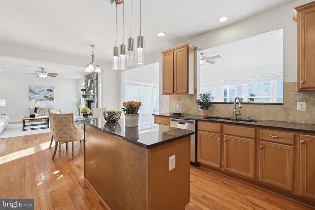 25209 EISENHOWER DR, Chantilly, VA 20152