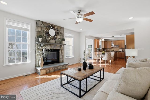 25209 EISENHOWER DR, Chantilly, VA 20152