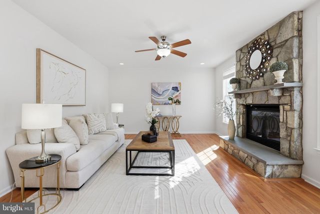 25209 EISENHOWER DR, Chantilly, VA 20152
