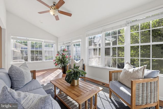 25209 EISENHOWER DR, Chantilly, VA 20152